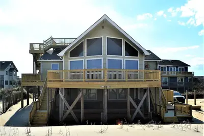 Image de Enjoy Ocean Views from the deck, living area, and even the kitchen from the large front windows.