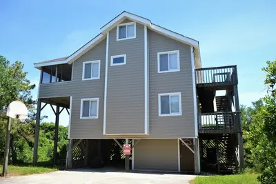 Image de This oceanside home, just 125 yards from the beach, has something for everyone.