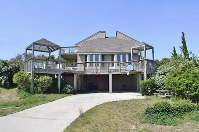 Image de Enjoy easy beach access with beach boardwalk right across the street!