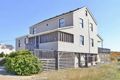 Image de This cozy oceanfront property is full of the \"Old Nags Head\" charm