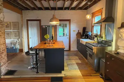 Image de Charming Riverside Retreat Getaway with Scenic Views