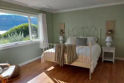 Image de Pixie Bay Cottage - Peaceful Semi-Lakeshore Retreat Near Wineries & Beaches