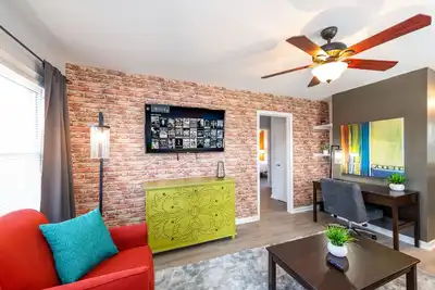 Image de Trendy Queen City Escape  ◉ California King beds awaits!