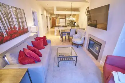 SnowStar Hideaway - Hot Tub, Gym, Walk to Ski Lift