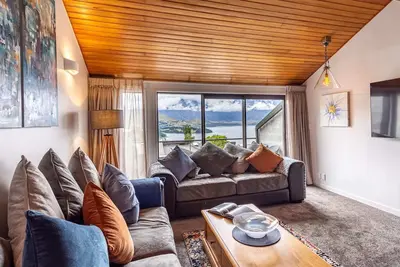 Spacious Alpine Spa Lake View Townhouse