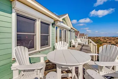 Image de Oceanfront Home with Private Pool, Hot Tub, Home Theater, and Game Room