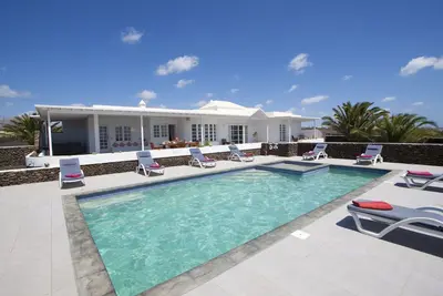 Image de Villa de luxe, piscine privée chauffée/piscine pour enfants, jacuzzi, vue sur la mer et le jardin