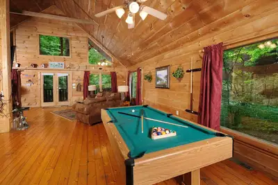 Image de A Dog-Friendly, cozy cabin with pool table and hot tub and outdoor firepit!