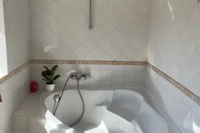 Image de maison de gare dans un écrin de verdure