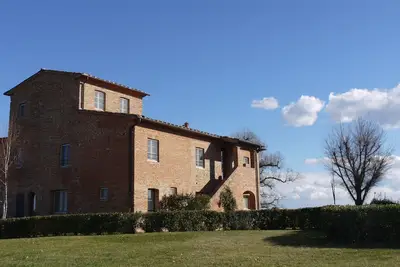 Image de Elegante Casa di Campagna con Torretta e Piscina
