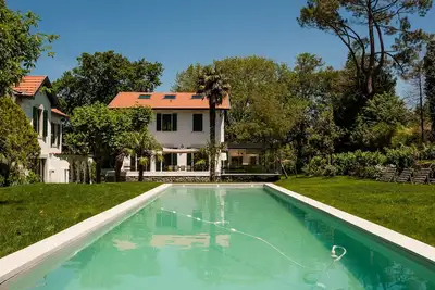 Image de Joy • Villa d'architecte avec piscine chauffée jardin & dépendance Biarritz