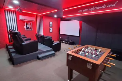 Image de *Pool home with private theater 10 mins to Disney*