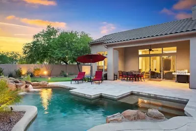 Golf Course Villa! Saltwater Pool & Putting Green