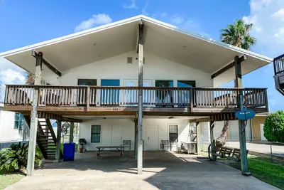 Image de Sunny Family Friendly House 1500 sqft ~ Oversized Covered Deck ~. 5 m to Beach