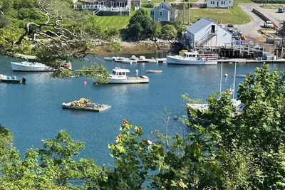 Image de Waterfront Cottage on Working Fisherman's Harbor with Shared Dock and Float