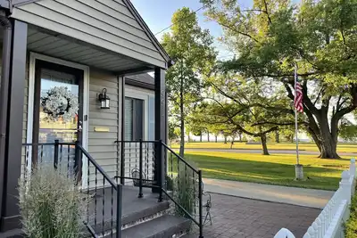 Image de Enjoy the breathtaking Lake Erie sunsets at our family-friendly property.