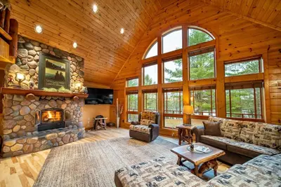 Image de Spacious Lakefront Lodge, Kayaks/Canoes Included! Pet Friendly!
