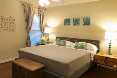 Image de Charming Dallas Gem near Smu, Mockingbird Station