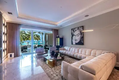 Image de Unique and Luxurious Oceanfront  Condo on Seven Mile Beach w/ Pool!