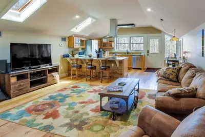 Image de Romantic, Cozy Loft w/ Yard, 5 Miles to Clemson