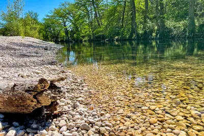 Image de Crystal Clear Frio River, Private Waterfront Cabin