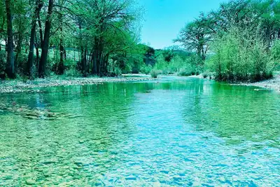 Image de Frio River Frontage and a Cabin in the Woods