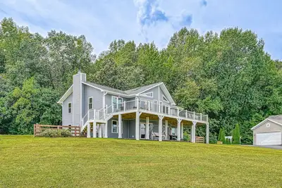 Image de Dog-Friendly Retreat W/ Lake Views, Large Deck, Game Room, & High-Speed WiFi