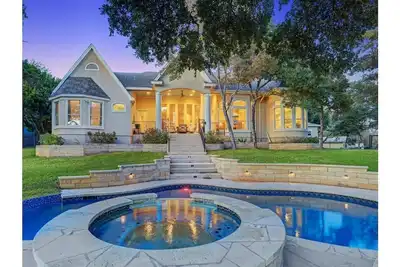 Image de Lake Travis Luxury Estate, Private Heated Pool, Multiple Spas, Weddings Welcome!