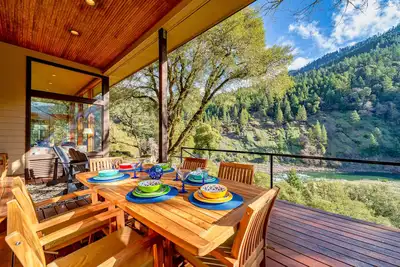 Image de Two-Story Riverfront Home w/ Beautiful Kitchen & Private Hot Tub