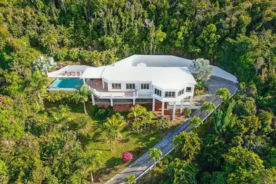 Image de Private Oasis with Breathtaking Ocean Views and Huge Pool