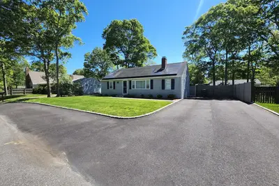 Image de Cape Cod Getaway – Just 5 Minutes from Craigville Beach! Beach Pass Included!