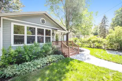 Image de Main Home & Cozy Guest House w/ Two Full Kitchens & Free WiFi - Walk to Beach