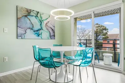 Image de A Sea Glass Dream! Modern Decor 1. 5 blocks to beach Ez Parking, Fast WiFi!