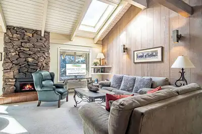 Sun Valley #116-Hot Tub, Pool, Spa, Common Game Room, 10 minute Walk to Town & Lifts