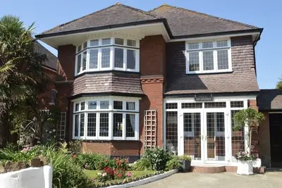 Image de Large four bedroom home near country walks & beach