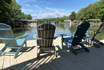 Image de All Docked Out - Charming Waterfront Home, Spacious Dock