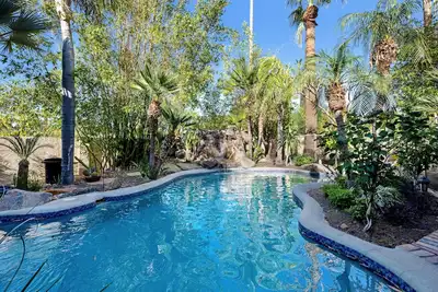 Image de 1920's mansion with private pool, theater room & central location
