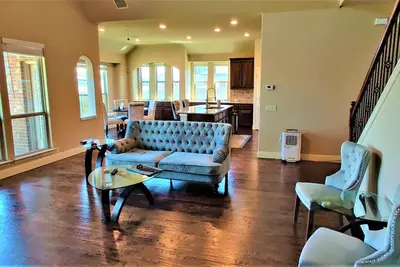 Image de Luxurious 3700 sqft 4 beds, 3. 5 bath, office, game and media room