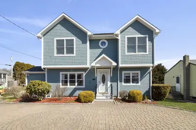 Image de Beautiful home on Great Island - Minutes away from Sand Hill Cove and Galilee!