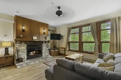 Image de Tremblant Les Eaux - 2 Chambres avec Accès Piscine et Spa, proche du Village Piétonnier - 219-1