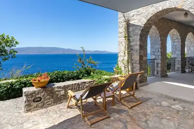 Image de Onos Iii, Elegant 2-bedroom suite located at the mid-level of the property