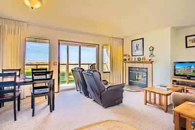 Image de Top Floor Condo right on the Beach