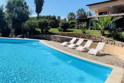 Image de Cottage in Villa con Piscina