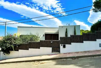 Image de Conill Villa avec vue sur la mer, piscine privée, climatisation et wifi.