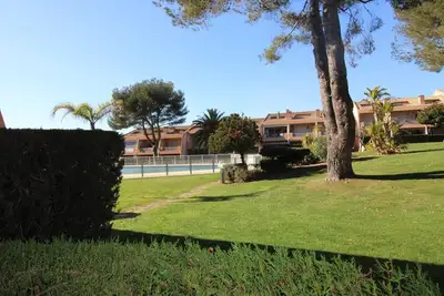 Image de Appartement pour 4 personnes climatisé proche de la mer avec piscine commune au Pradet