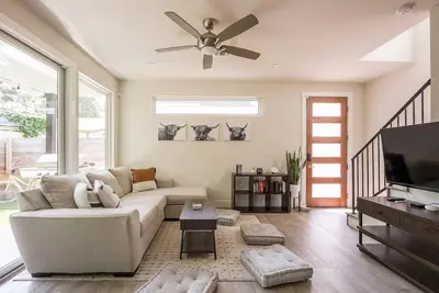 Image de Eastside Escape *backyard games, Walk to Bars, Brews & Good Eats*