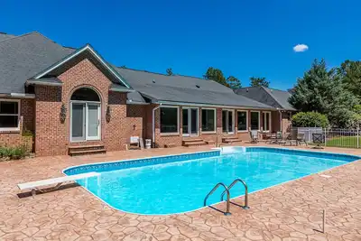 Image de Large House w/ Private pool - perfect for Golfing Groups 12 beds