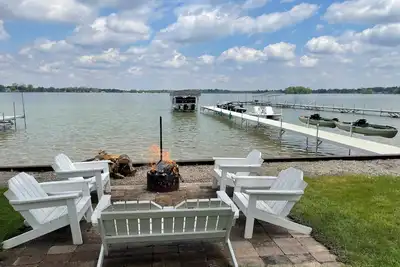 Image de Spacious, remodeled, family friendly lakefront home.