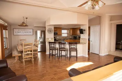 The \"Sandhills Oasis\" Lakehouse @Lake Mac- Sleeps 15, Minutes from the Lake!