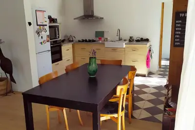 Image de Maison lumineuse et grand jardin arboré pour les vacances